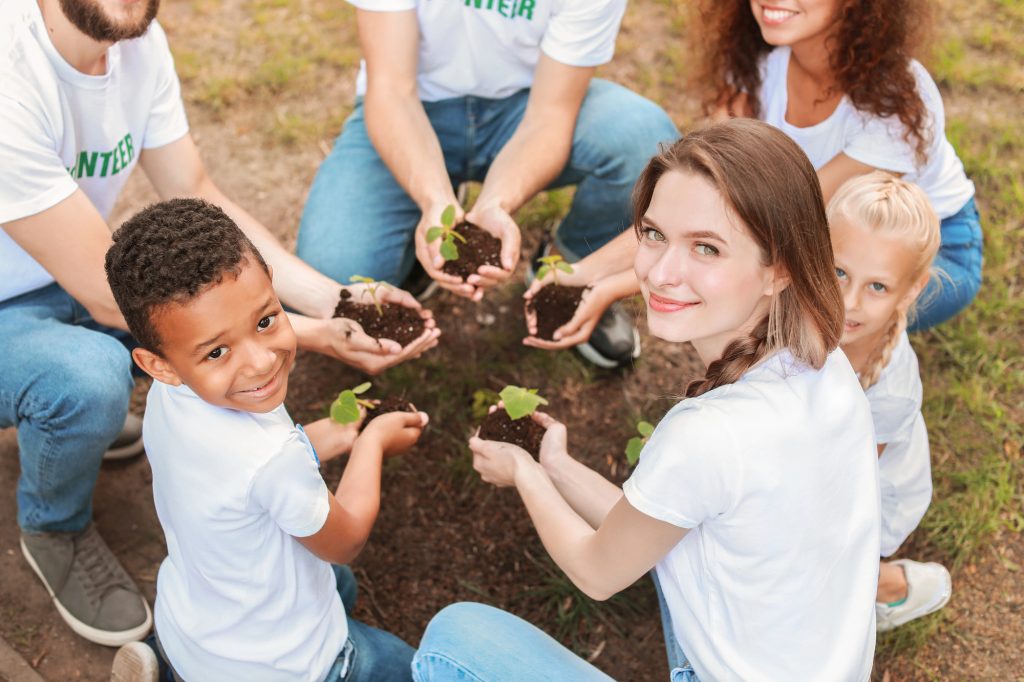 grupo plantando arboles